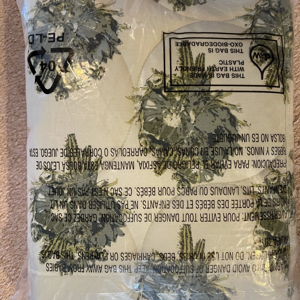 NIB Kate Quinn Green Cactus Floral Circle Quilt